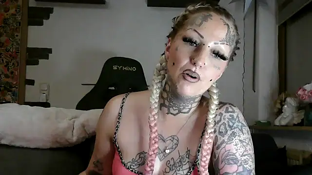 RoxxyInk's cam snapshot