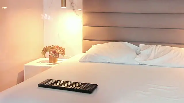 MelaniieRoux's cam snapshot