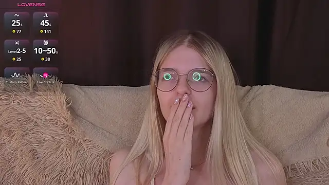 MonicaShiny's cam snapshot