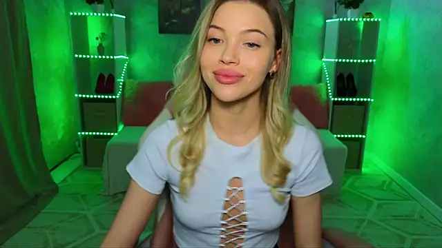 EmmyMills's cam snapshot