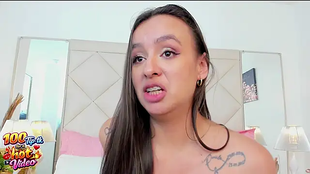 LuciaBenett_'s cam snapshot