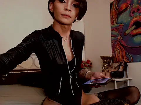 TsLauraLove live sex cam