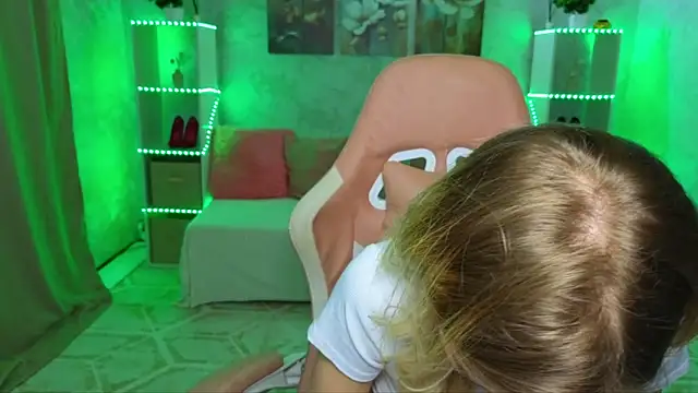 EmmyMills's cam snapshot