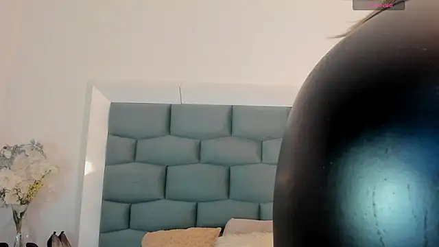 MiaMancini's cam snapshot