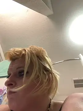 KITTYBOOBOOFUXX's cam snapshot