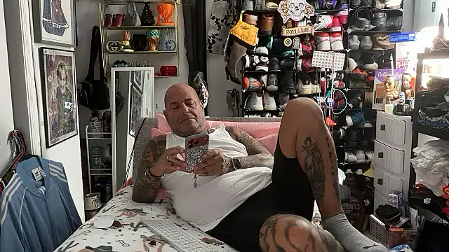 lovetatts64's cam snapshot