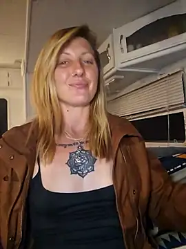 SheIsSomething live sex cam