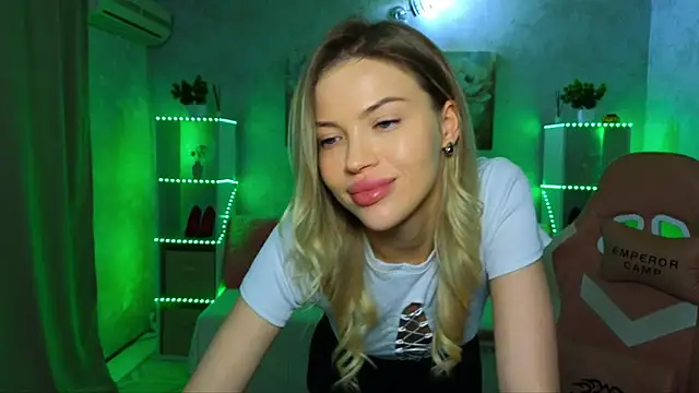 EmmyMills's cam snapshot