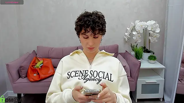 Adeline_Perle's cam snapshot