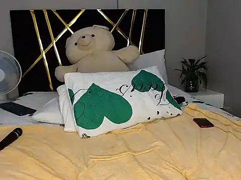 NaughtyVixen25's cam snapshot