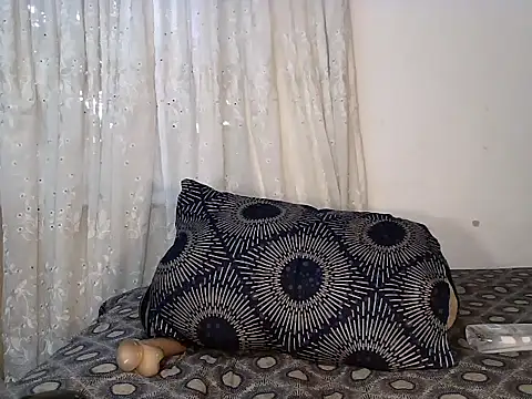 MinnieBee101's cam snapshot