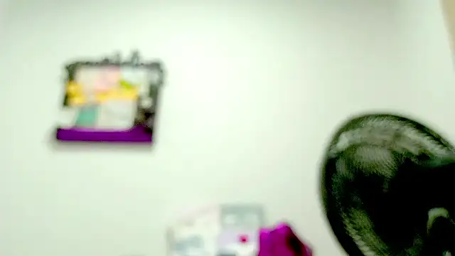 PetiteIvoryQueen19's cam snapshot