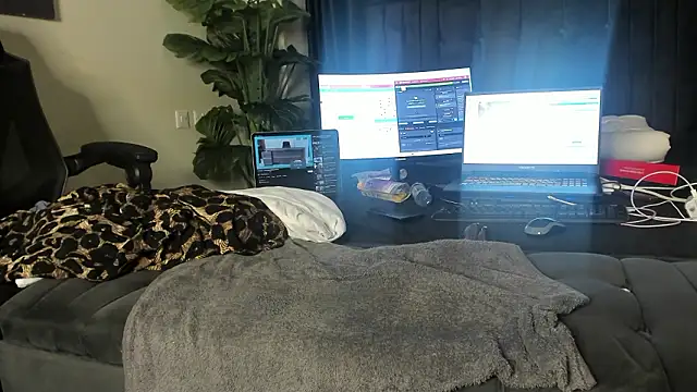 naughty_bigass's cam snapshot