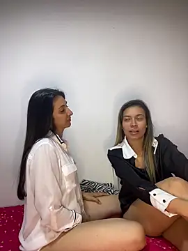 GirlsGetHorneynWild's cam snapshot