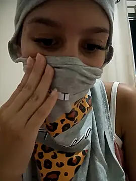 Fannyfoxfi live sex cam