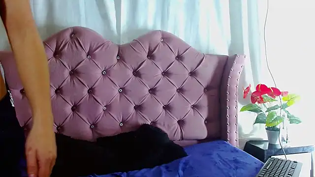 katalinathxandbritney1's cam snapshot