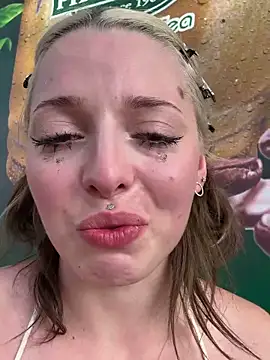 LoraaDoll live sex cam