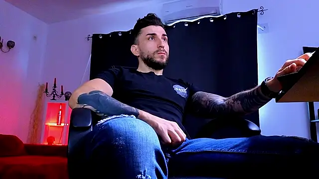 MightyAaron66 live sex cam