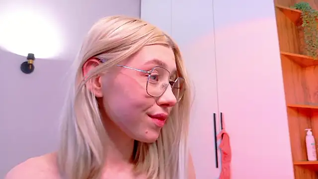 MidnightLily_'s cam snapshot