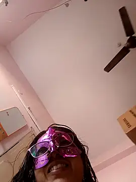 thanusi_2's cam snapshot