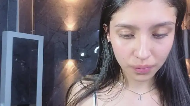 skarleth_b_'s cam snapshot