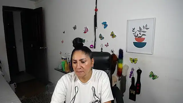 mature_bigboobs10's cam snapshot