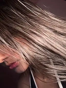 EmmiiGlow live sex cam