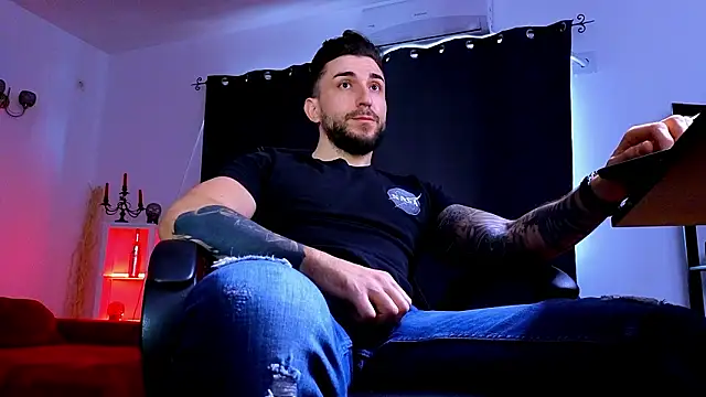 MightyAaron66 live sex cam