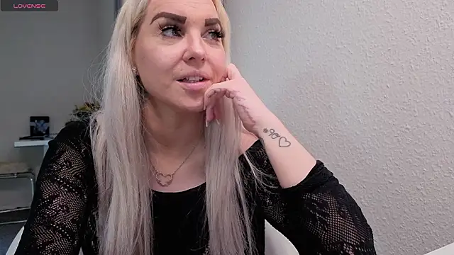 MIA-XXX live sex cam