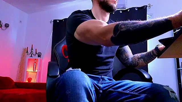 MightyAaron66 live sex cam