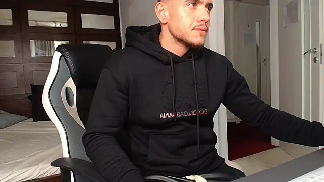 ElijahThorne live sex cam