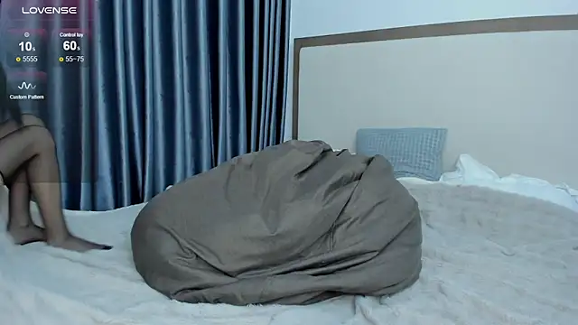 YunaBlossomy live sex cam