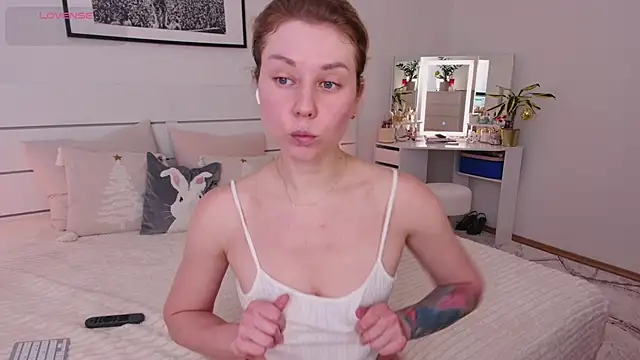 chillwithella's cam snapshot