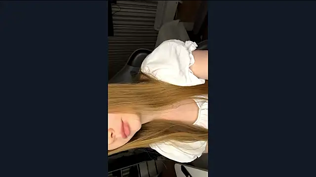 EmilyBubble's cam snapshot