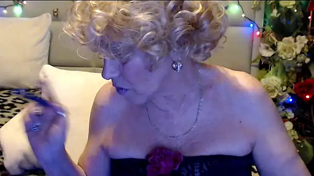 HappyWomanOn's cam snapshot