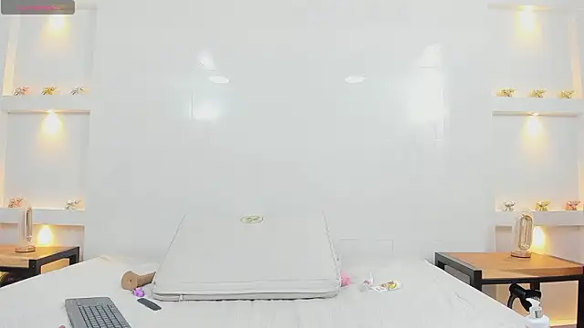 ikia_lopez_'s cam snapshot