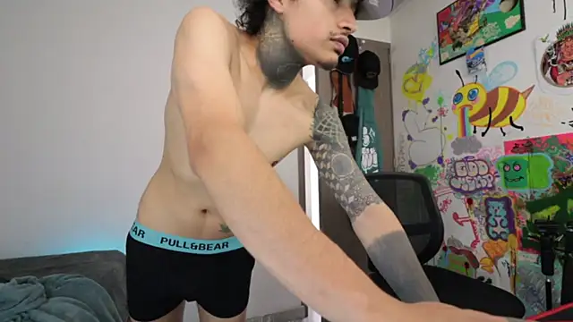 trieone live sex cam