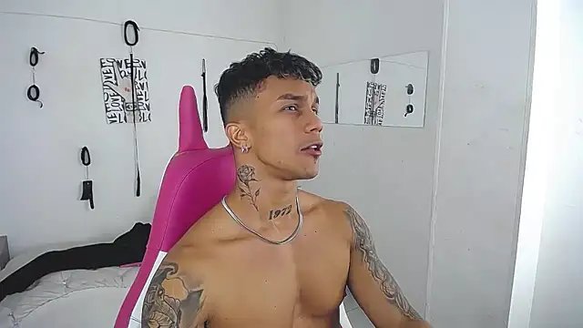 Leonard_Price live sex cam