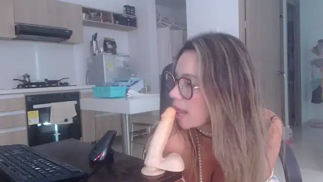 LovePaula's cam snapshot