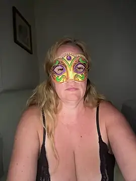 largeboobies30's cam snapshot