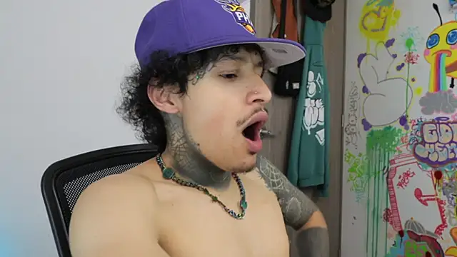 trieone live sex cam