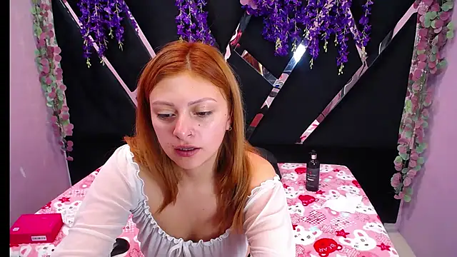 Emmily_Walker's cam snapshot