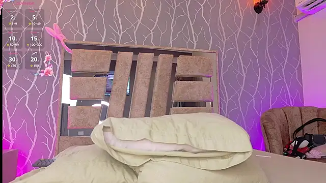 Julia_rivers's cam snapshot