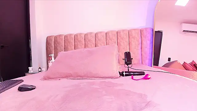 Auroraa_miller's cam snapshot