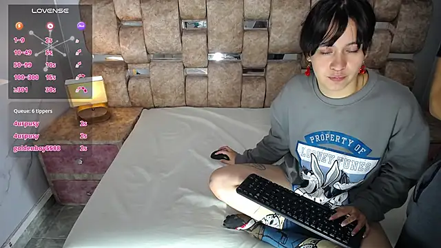 LucyyLeo live sex cam