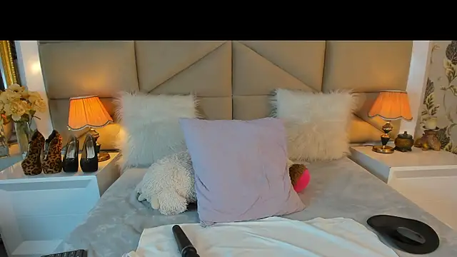 MayaDeLuca's cam snapshot