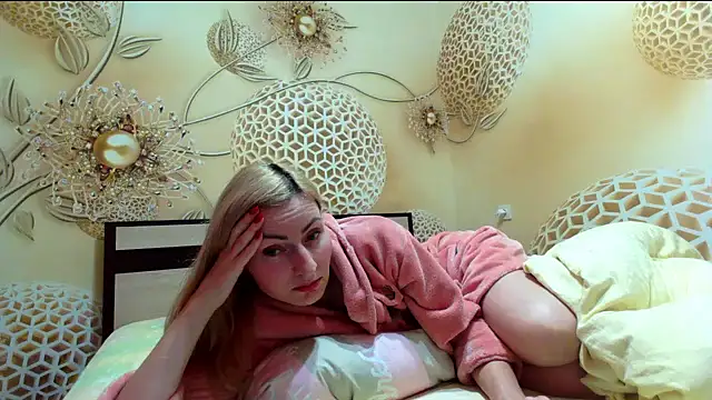 Yourrealgirl's cam snapshot