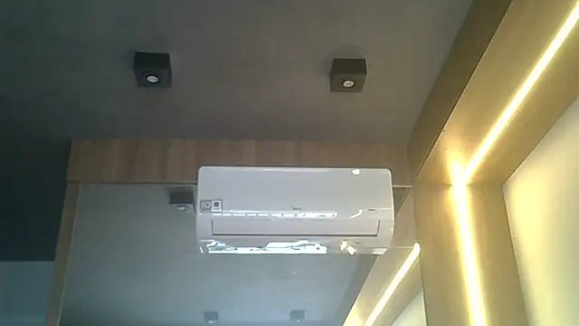 SkinnyKitten live sex cam