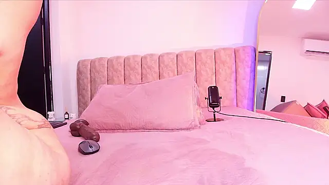 Auroraa_miller's cam snapshot