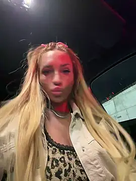 LovingBlondie's cam snapshot